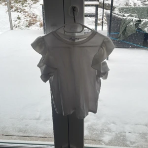 Bra skick  - En jätte fin vit linne med volang🤍