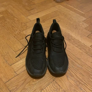 Nike air Max 270  - Inte min stil längre vill sälja snabbt riktigt fina bra skick 