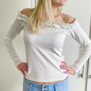 Vit topp🤍 - Superfin vit topp med volang upptill🤍🐚 Storlek: S. Köp direkt via ”köp nu” knappen<3