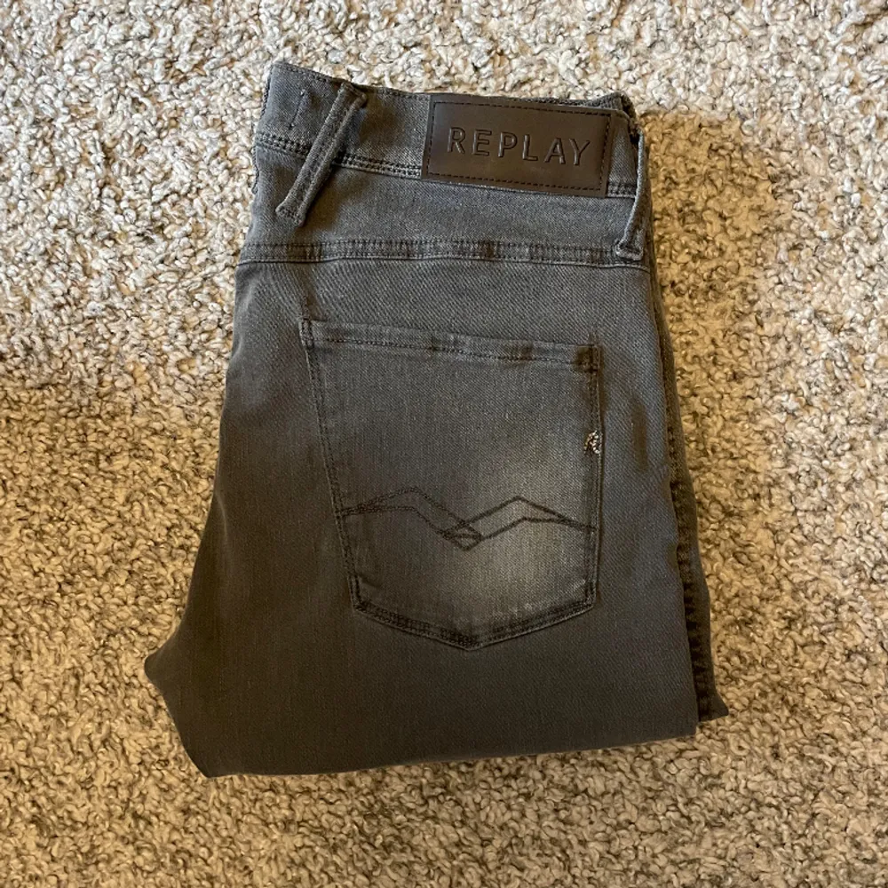 Ljusgråa jeans från märket Replay. Modellen är Anbass och har storleken W32. Skick 9/10. Vid fler frågor, skriv gärna privat // AR. Jeans & Byxor.