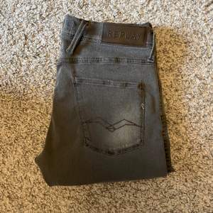 Ljusgråa jeans från märket Replay. Modellen är Anbass och har storleken W32. Skick 9/10. Vid fler frågor, skriv gärna privat // AR