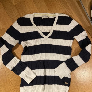 Randig tröja - En svart och vit randig tröja som liknar en Ralph Lauren tröja. Knappt använd så jättebra skick❤️