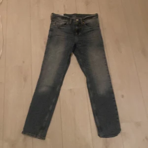 H&M byxor slim fit 29/30 - Ny skick men ytterst litet hål i baken. Storlek 29/30 slim fit 