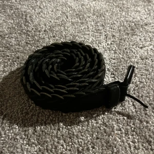 Nudie skärp  - Flätat bälte i läder av Nudie väldigt still rent passar till allt sckik 10/10 fraktar instabox, postnord fraktar inom 1-3 dagar 📦 frakten tar 1-5 arbetsdagar