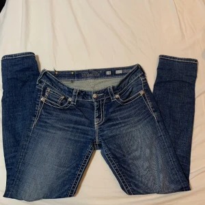 Skit snygga Miss me jeans  - Lite skinny men inget man riktigt tänker på ( på mig iallafall) Köpte på Plick i st 28 (för 700kr )men de var för stora så säljer vidare.  De är i andvänt men bra sick men dock så har dem en defekt på fickan ( se bild 3 ) Pris kan diskuteras. ❤️