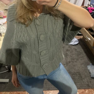 Grå kofta  - Grå cool kofta med trekvartsärmar 🤍🤍