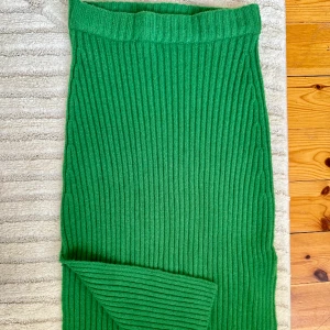 Grön kjol - Grön stickad kjol med slits. 