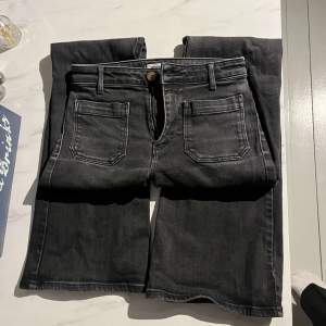Ett par Wrangler jeans som jag älskar, men som tyvärr är för små!!! Bootcut!!❤️‍🔥 Nypris: 900 kr Skriv för mått!!!❤️  