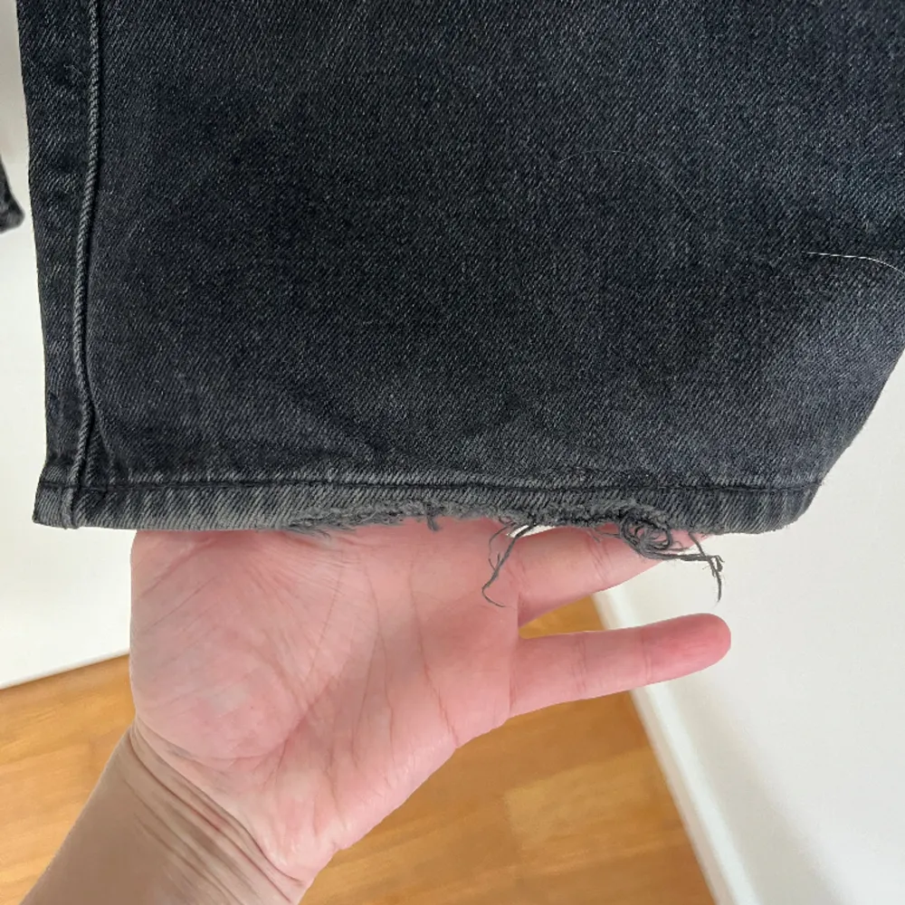 Ett par svin snygga  levi’s jeans. Kommer tyvärr inte i dem längre så det är därför jag säljer. Inga större defekter utan det ända är att kanterna på benen har slitits ut som ni ser på bild 3. . Jeans & Byxor.