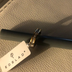 Edblad - En ring från edblad i färgen gold, st: xs.  Den är oanvänd och superfin !
