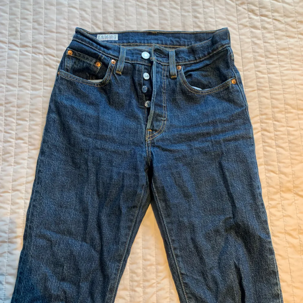 Mörkblåa Levis jeans i modellen 501 Storlek W24 L26 Säljer då de tyvärr har blivit för små för mig. Jeans & Byxor.