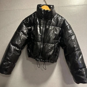 Jacka  - Är storlek xxs men passar bra på mig som vanligt viss har s-xs använt fåtal gånger 