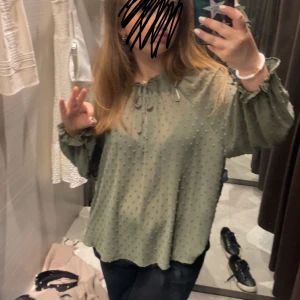Zara topp - Säljer nu min zara blus då den inte kommer till användning, bra skick och använd kanske 4-5 gånger💕Köpt för ungefär 450kr kanske, Skriv vid frågor!