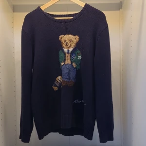 Ralph lauren björn tröja - Säljer nu min feta raulph lauren tröja som nu är för liten för mig. Skick 9/10 använd några gånger bara. Kan ta emot byten också. Hör er av vid interesse😇