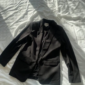 Blazer - Fin, något oversized, blazer från NA-KD. Använd 2 gånger så fint skick!  Pris kan diskuteras💕