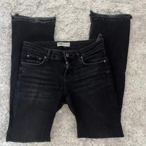 Lågmidjade bootcut jeans från Zara, stretchiga i materialet!💗🪩 Lite slitningar längst ner som syns bilderna (kom privat för fler bilder)