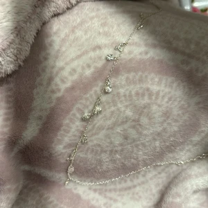 Silver halsband pilgrim  - Silver halsband som jag aldrig använt från pilgrim. På bild nummer två är de ungefär den som jag säljer. Hittade tyvärr ingen mer liknande bild då detta är helt slutsålt. 