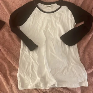 Svart och vit långärmad tröja  - Aldrig använt dennna tröja pga den var fel storlek. Bra material köpt på zalado. Kan diskutera pris om det behövs 💞