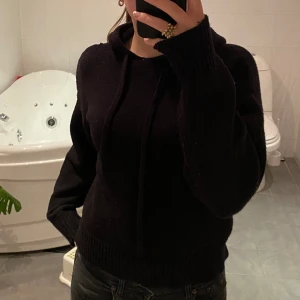 Zara tröja - Säljer denna tröja från zara. Tröjan är i nyskick. Skriv för fler bilder💗pris kan diskuteras 