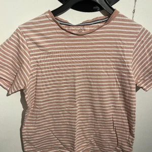 Rosa randig t-shirt - Jättegullig rosa randig t-shirt som tyvvär inte längre kommer till användning. Är i superbra skick och är jätteskön. Skriv vid frågor😊💗