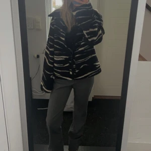 H&M jacka  - Säljer min H&M jacka då den inte kommer till användning lika mycket som jag tänkte vid köpet där med är den i ett bra skick!✨  Om det är några frågor är det bara att skriva eller om ni vill ha flera bilder.🫶🏼