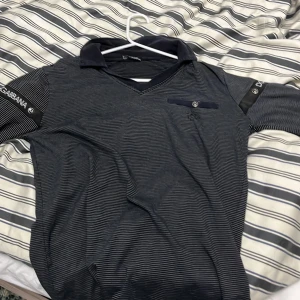 Dolce&gabana långärmad pique - Säljer nu min äkta dolce&gabana pique då jag har bytt stil helt den säljs ej längre men köptes för 3500 eftersom att kvitto o sånt inte finns så säljer jag den för 1000