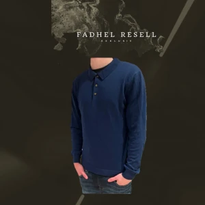 John Henric pikétröja  - Hej säljer en piketröja från John Henric. Säljer då jag har fullt i garderoben just nu. Lappen där bak har lossnat därav är skicket 8,5/10. Fri från skador och hål! 100% merinoull, nypris: 1099kr mitt pris: 399kr. Dm för mer info!