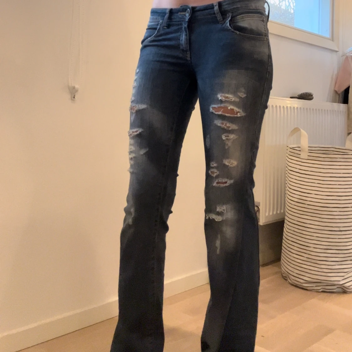 Low waisted jeans med hål - 91