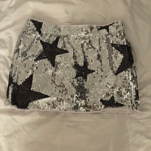 Paljett kjol - Paljett kjol med stjärnor från shein, insydda shorts finns