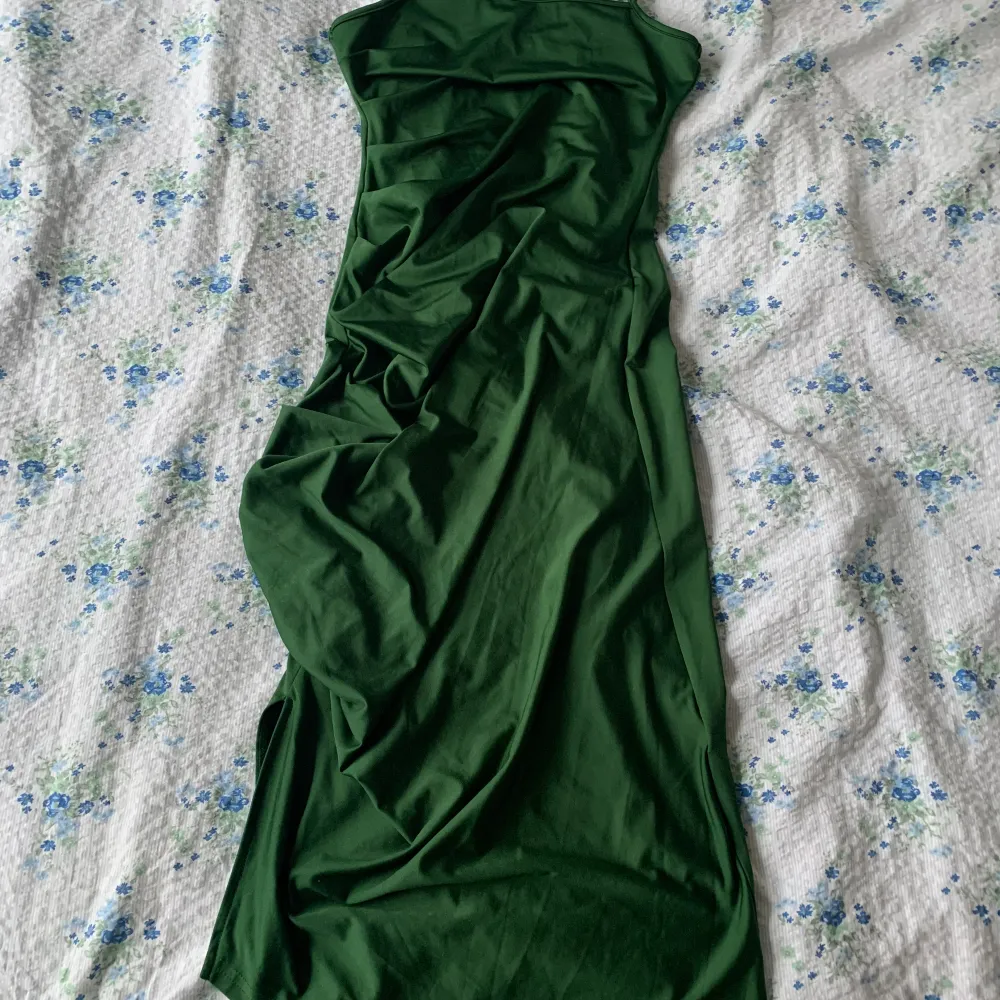 Grön bodycon klänning, har en slits på ena sidan längst benet, går ner över knäna💚. Klänningar.