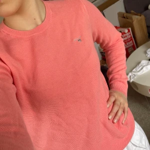 Ganttröja  - Säljer min rosa gant-tröja som jag aldrig använt. Fint skick och äkta. Står att det är storlek L men passar mig som är S-M utmärkt. Kontakta gärna gällande frågor eller funderingar 💞
