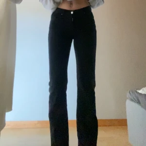 Raka jeans  - Svarta raka samt midwaist jeans🩷  Inga defekter, knappt använda.  Midjemått- 35cm Innerbenslängd-79cm Skriv vid frågor🩷  Inga speciella detaljer finns‼️