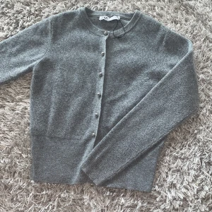 Zara kofta  - Super fin helt ny använt den en gång men passade inte min stil 💕💕💕