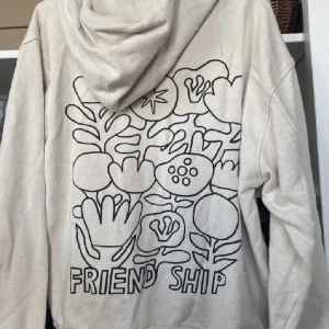 Levis hoodie  - Levis hoodie med tryck på ryggen. Använd men inga skador. Köpt för 1000kr. Storlek S men oversized. Skriv för fler bilder eller vidare frågor. 