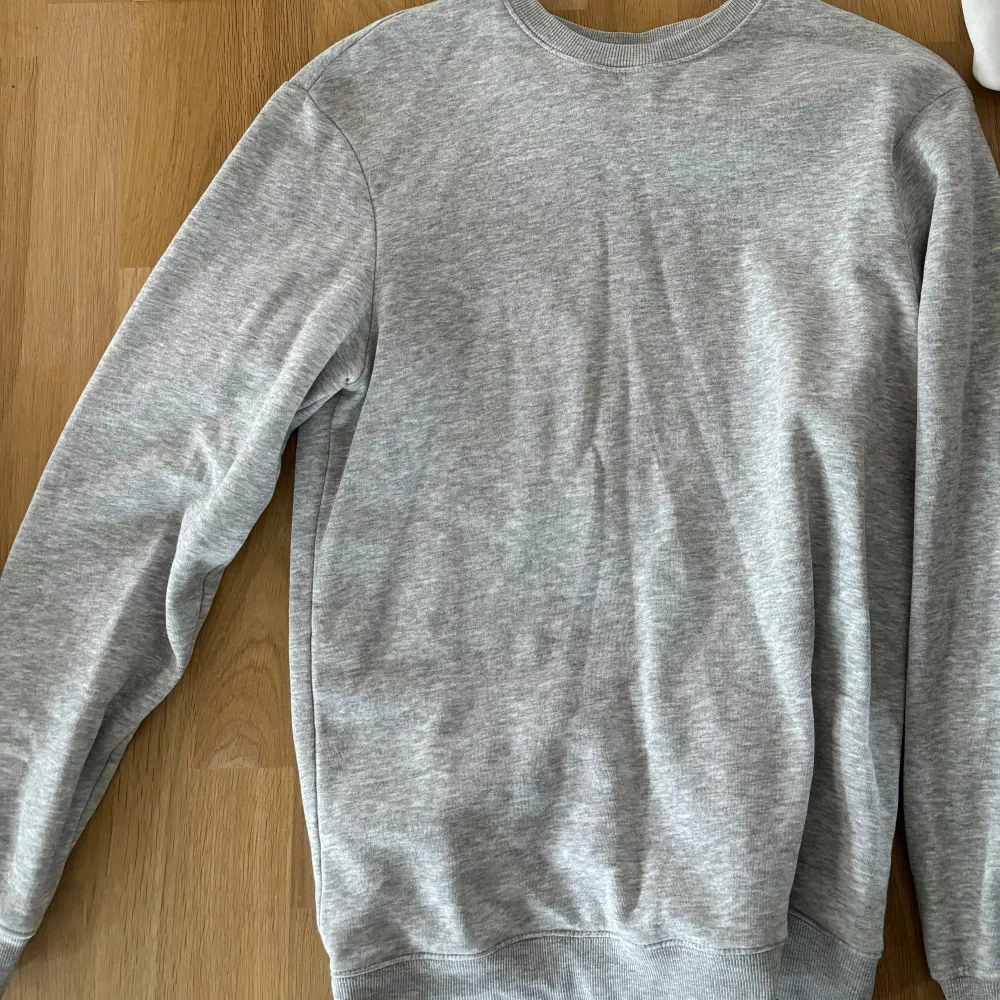 En grå sweatshirt storlek XS från H&M man avdelning. Säljer då den inte kommer till användning. Bra skick. Hoodies.