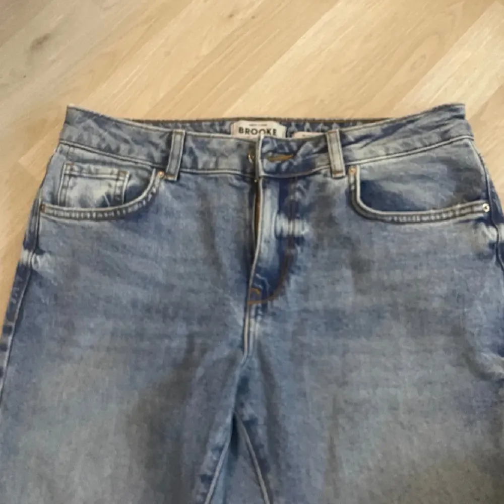 Jättefina low/midwaist jeans som tyvärr är små för mig. Skriv om ni har några frågor❤️. Jeans & Byxor.