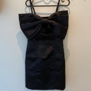 Klänning med stor rosett - Magisk svart klänning från hm som aldrig är använd, prislapp kvar! Tyvärr kom den aldrig till användning för mig:( nypris 800