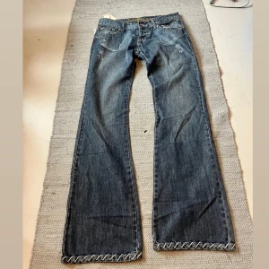 Lågmidjade bootcut jeans  - Lågmidjade bootcut jeans som är helt Nya! Midjemått 39cm, innerbenslängd 81 cm. Köp via köp nu❤️‍🔥