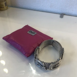 Dolce & Gabbana - Hej! Säljer denna fina ”armband” ifrån D&G. Köptes för ca 3400 kr men säljer billigt då den inte finns kvar på nätet och hittar inte den. Mitt pris 299 kr 🥰 
