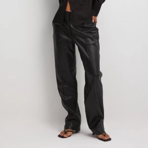 Svarta PU-byxor - Svarta raka PUbyxor (fejkskinn) från Nakd med något fodrad insida, vilket gör att de inte klibbar fast mot huden samt håller värmen på ett behagligt sätt 🖤