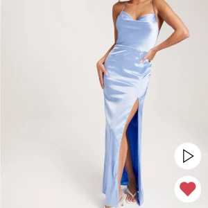 Blå Balklänning - Slutsåld blå balklänning från Nelly, säljer pågrund av att jag hittat annan😇 Strl 38 men passar som 36 också, helt nytt skick då jag endast provat den🩵🩵 Ordinarie pris 899 kr Säljer för 650kr