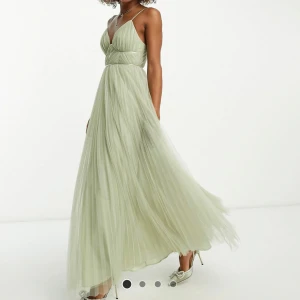 Balklänning  - Säljer denna fina ljusgröna balklänning för att den tyvärr inte passade mig. Den är i storlek 38! Endast testad och därmed i nyskick!☺️ Pris går att diskuteras🫶