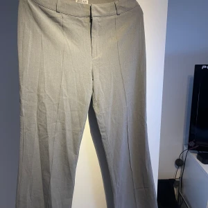 Madlady kostymbyxor short strl 38 - Använda en gång, super fina och ett super skönt matrial och en väldigt fin grå nyans. Jag är 163 och byxorna är perfekta i längd.