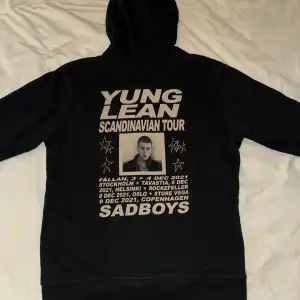 Säljer en äkta Yung Lean Starz merch hoodie från Scandinavian tour. Går ej att få tag på numera. Storlek large men passar medium också.