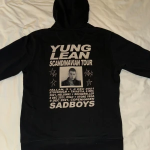 Yung Lean Starz Hoodie - Säljer en äkta Yung Lean Starz merch hoodie från Scandinavian tour. Går ej att få tag på numera. Storlek large men passar medium också.