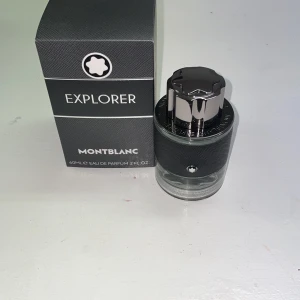 Parfym montblanc explorer 60 ml  - Hej  Säljer min montblanc Explorer eau de parfum 60 ml, luktar väldigt likt creed aventus som nästan kostar 5 gånger så mycket som denna.  Endast testsprayad så iprincip full 