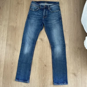 Nudie Grim Tim - Sjukt schyssta Nudie Grim Tims i strl 30-32. OBS! Båda framfickorna är sönder! Hör av er vid frågor.