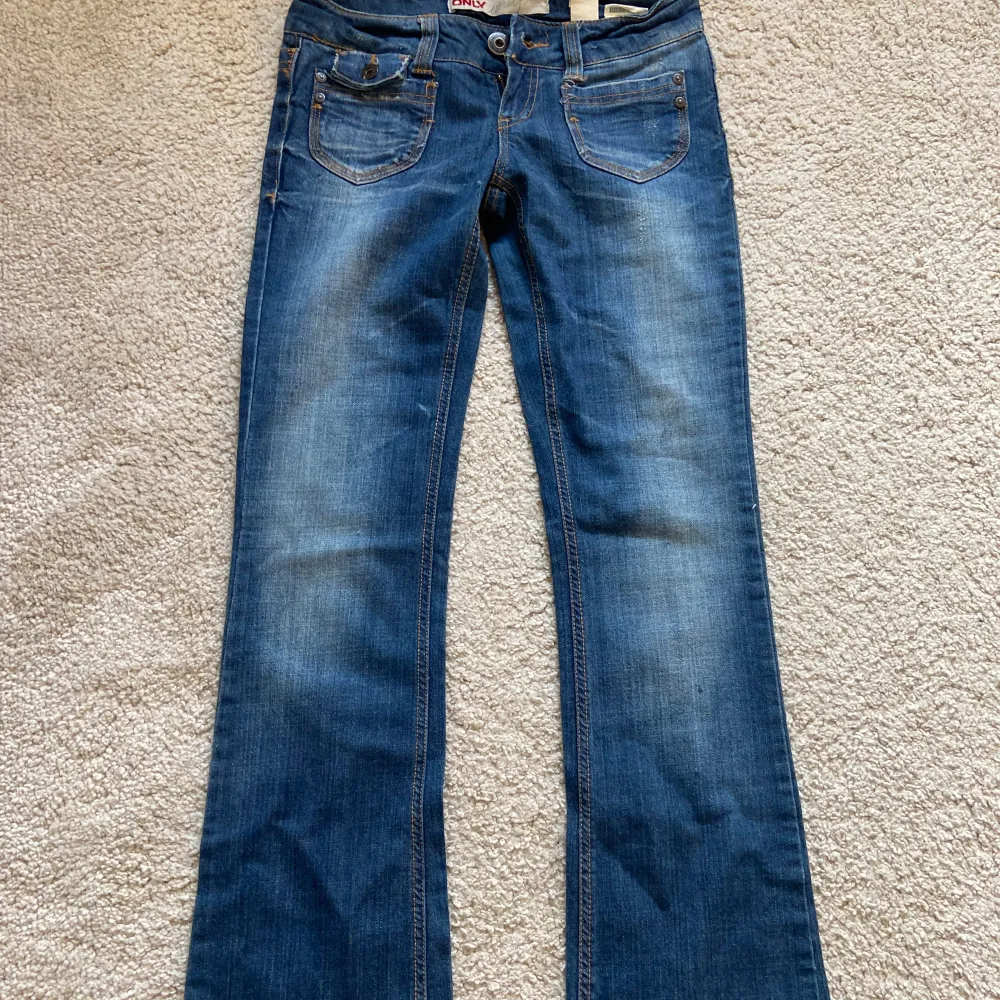 Säljer dehär jätte SNYGGA oanvända låg midjade bootcut jeansen från only som jag inte tyckte passade mej så bra💕 skriv vid intresse, pris kan diskuteras💕. Jeans & Byxor.