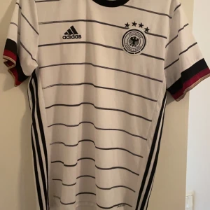 Tyskland Fotbollströja  - 9/10 skick  Köpt på Unisport  Finns att hämta i Sundbyberg och centrala Stockholm  Pris kan diskuteras 