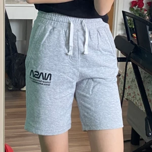 Grå shorts - Mjukis shorts från H&M, jätte bra skick, storlek XS :)